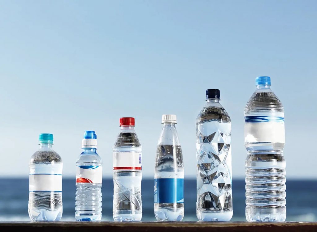 奥地利学者：饮用塑料瓶装水每年或摄入近10万个微塑料 行业资讯 第1张
